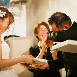 涙あふれる感動シーンも結婚式ならではの光景です。|少人数専門のゲストハウス フェイン【faein】の写真(36430428)