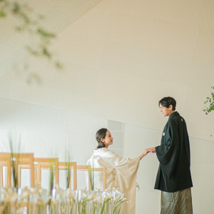 シンプルな空間が二人の姿を映えさせる|MIRAIE Wedding（ミライエウエディング）の写真(34244964)