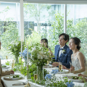 大きな窓からの自然光につつまれた特別な空間でアットホームな時間を|MIRAIE Wedding（ミライエウエディング）の写真(20907654)