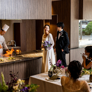 レストラン料理でのおもてなしでゲストの笑顔も溢れる|MIRAIE Wedding（ミライエウエディング）の写真(20630739)