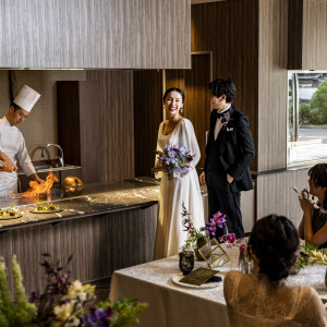 会場内に設置された鉄板は、様々な料理演出を可能にしてくれる|MIRAIE Wedding（ミライエウエディング）の写真(20907657)