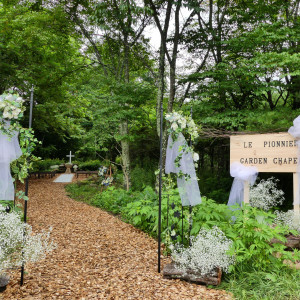ガーデンチャペルの入口は緑に囲まれた、特別感たっぷりに|ル・ピオニエ（オズブライダル）の写真(2452849)