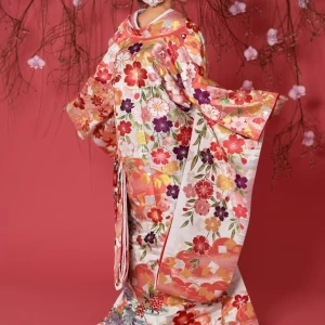華やかな色打掛に合わせたヘアメイク、小物のトータルコーディネートをいたします。|ストリングスホテル東京インターコンチネンタルの写真(17287355)
