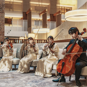 迎賓から始まり、チャペル内でも弦楽四重奏（ヴァイオリン2名、ヴィオラ、チェロ）が挙式の雰囲気に一層の華を添える。|ストリングスホテル東京インターコンチネンタルの写真(28518498)