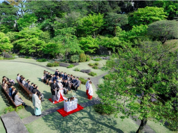 壮大なロケーションの緑あふれるガーデンウェディングが都心で叶う