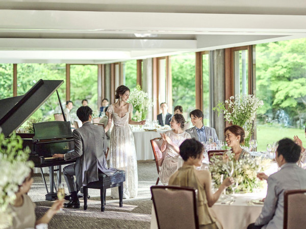 大きな窓から臨むパノラマに広がる緑とゆったりした時の流れで過ごす一日