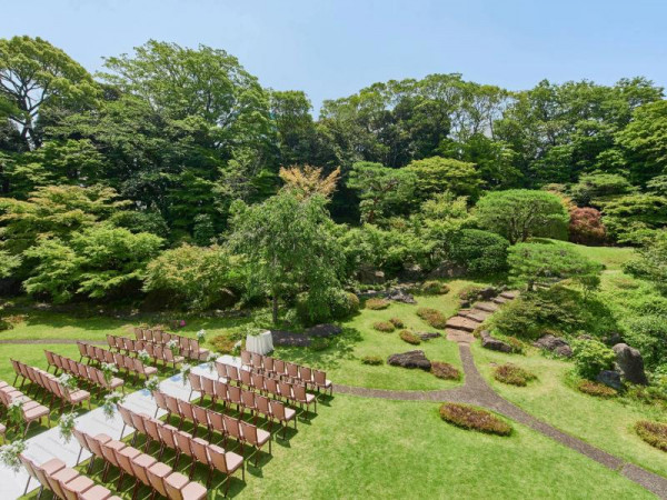 壮大なロケーションの緑あふれるガーデンウェディングが都心で叶う