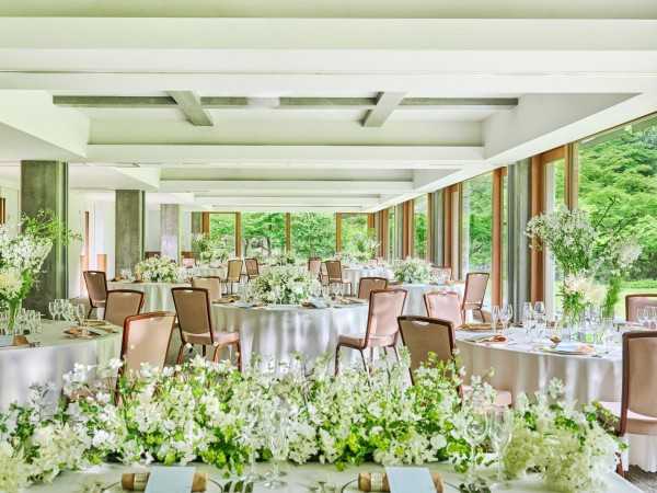 大きな窓から臨むパノラマに広がる緑とゆったりした時の流れで過ごす一日