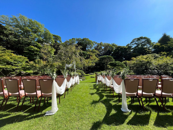 壮大なロケーションの緑あふれるガーデンウェディングが都心で叶う