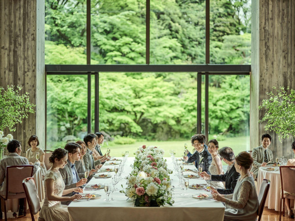 大きな窓から臨むパノラマに広がる緑とゆったりした時の流れで過ごす一日