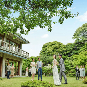 披露宴中も自由に使用できるガーデンは、ゲストとの距離近く過ごすことが可能。|国際文化会館（International House of Japan）の写真(29013774)