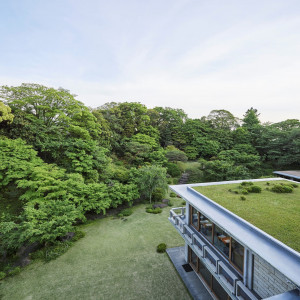 高所から望む庭園は、屋上庭園も臨める貴重な建物。|国際文化会館（International House of Japan）の写真(27078719)