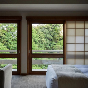 会員のみ宿泊できるお部屋は上質空間。庭園に面した大きな窓からの朝の景色を楽しんで。|国際文化会館（International House of Japan）の写真(29013771)