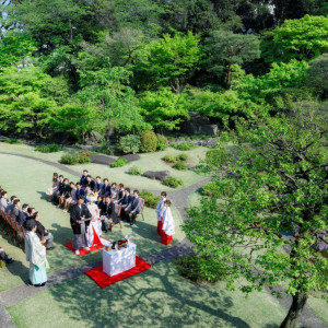 あまり見ることのない庭園での本格神前式。宮司・巫女・雅楽走者は芝大神宮より。|国際文化会館（International House of Japan）の写真(52610725)