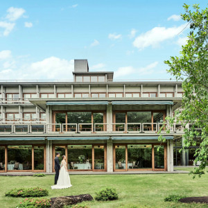 名建築の優美さ、青い空、あふれる緑のコントラスト|国際文化会館（International House of Japan）の写真(29013776)
