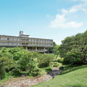 お庭から建物を臨むフォトスポット。|国際文化会館（International House of Japan）の写真(23629389)