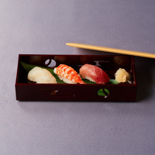 お寿司も人気。寿司職人が握る美味しいお寿司をお届けします。