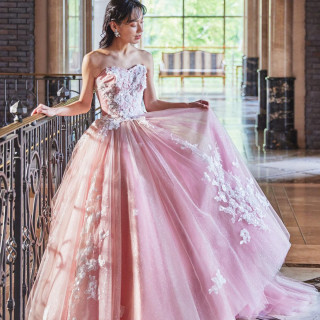 サッシュベルトやアクセサリーでポイントカラーを入れることで表情が変わる多様なドレスたち。