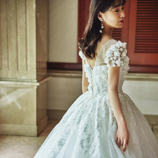 レースを身にまとっているかのようなレース刺繍がさらに高貴な印象を与えてくれます。