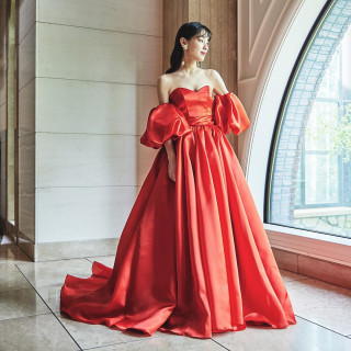 おふたりの記念日にふさわしいドレス選びをお手伝いいたします。