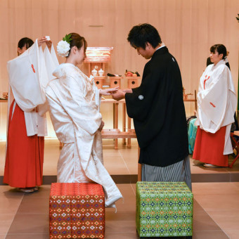 札幌の中心部大通りエリアで
日本の伝統的な神前式が叶う