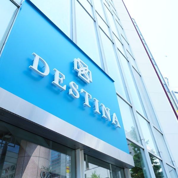 入口にはドレスショップDESTINA(ディスティーナ)のターコイズブルーが目印です|RiN SQUARE(リンスクエア)の写真(8297566)