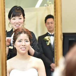 【ヘアメイク】リハーサルを行うスタッフと同じヘアメイクが結婚式当日も担当致します。お気軽に希望をお伝えください。|Chapel Kagura（チャペル神楽）の写真(33137594)