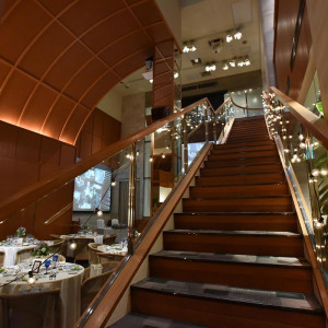 【ラリアンス】レストランの中央には高さ10mの大階段が。入場や記念撮影に♪|Chapel Kagura（チャペル神楽）の写真(33138153)