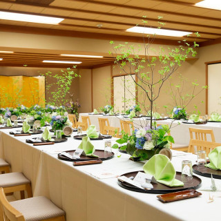夏目漱石や泉鏡花の小説にも登場する神楽坂を代表する老舗です。6名から利用できる個室も完備。