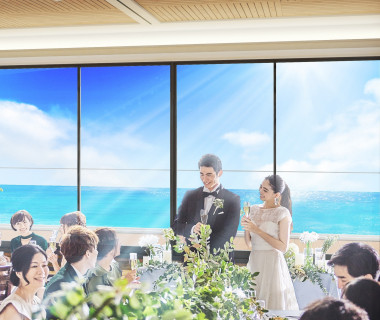 ゲストとの過ごし方やおふたりらしいスタイルで、パーティ会場をセレクト。
その空間に合わせて用意する、新鮮食材を活かした特別なウエディングメニューとともに楽しんで。