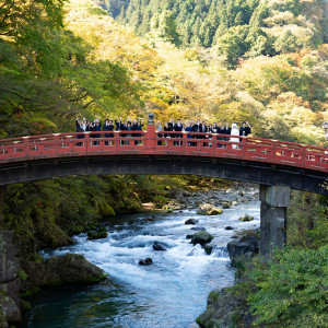 婚礼のみ渡りきれる【神橋渡初め式】では、多くの観光客に見守られながらお二人を祝福致します。|日光 星の宿の写真(13073978)