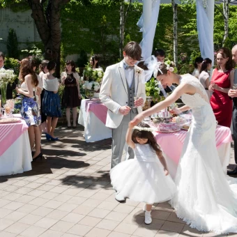 教会敷地内のガーデンでは軽い軽食やドリンクでお越しいただいた方達に感謝の想いを伝えられます