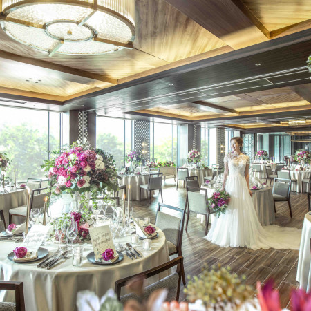 円山公園の緑に抱かれるグラーレ マルヤマでは、隣接する2つの貸切空間を自由に使って楽しめるパーティが実現。シェフと相談しながら創るセミオーダー料理でゲストをおもてなし。