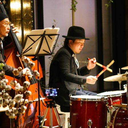 パーティの間、心地よいジャズのリズムが包み込む会場。プロのミュージシャンによる生演奏はお2人なの幸せな時間をより楽しく、忘れられない1日にしてくれます。|GLLARE MARUYAMA（グラーレ マルヤマ）の写真(9122430)