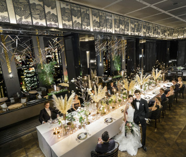 品川プリンスホテルの最上階に位置する39階にGRAND OPENした、レストラン会場「TABLE 9 TOKYO」は、天井高8mの圧倒的な非日常空間が広がる。