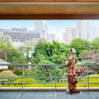 広大な日本庭園を見渡せるテラス