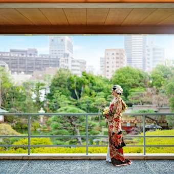 壮大な日本庭園を背景に和装姿がぴったり