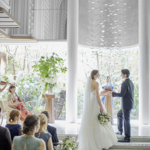 祭壇は階段になっていてドレス姿が美しく映える|BLEU GRACE OSAKA（ブルーグレース大阪）●BRASSグループの写真(22601132)