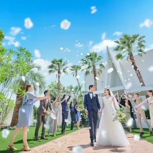 挙式のあとはリニューアルした新ガーデンで、祝福のフラワーシャワーを♪幸せなひとときを噛みしめて|HORIZON BLEU（オリゾンブルー）●BRASSグループの写真(44458327)