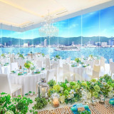 神戸港を見渡すことができるオーシャンビュー。
一面ガラス張りの披露宴会場はお二人を祝福するかのように輝かしい光が差し込みます。