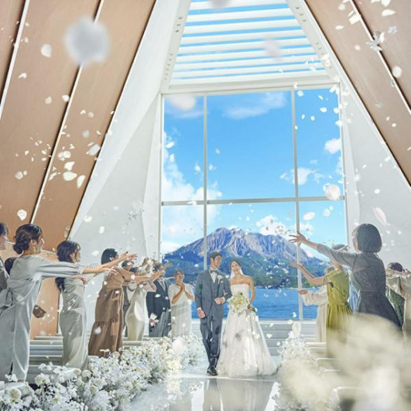 自然光に包まれゲストからの祝福を温かく感じる・・