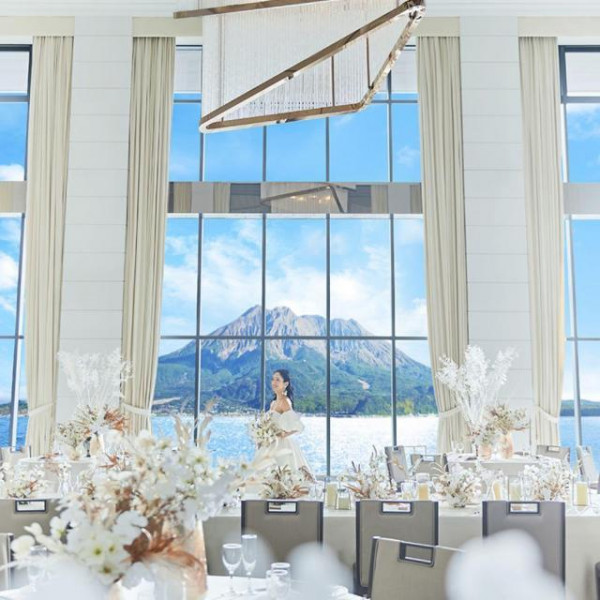 白を基調とした開放的な会場からも桜島を一望できる絶景ロケーション！