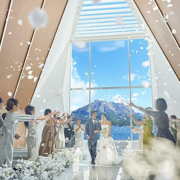 桜島をバックにフラワーシャワー。美観に彩られ永遠の瞬間を。