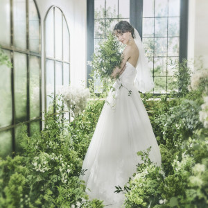 木漏れ日が降り注ぐ空間、花嫁の表情もドレス姿もより美しく見せてくれる|ラグナヴェール アトリエの写真(26515572)