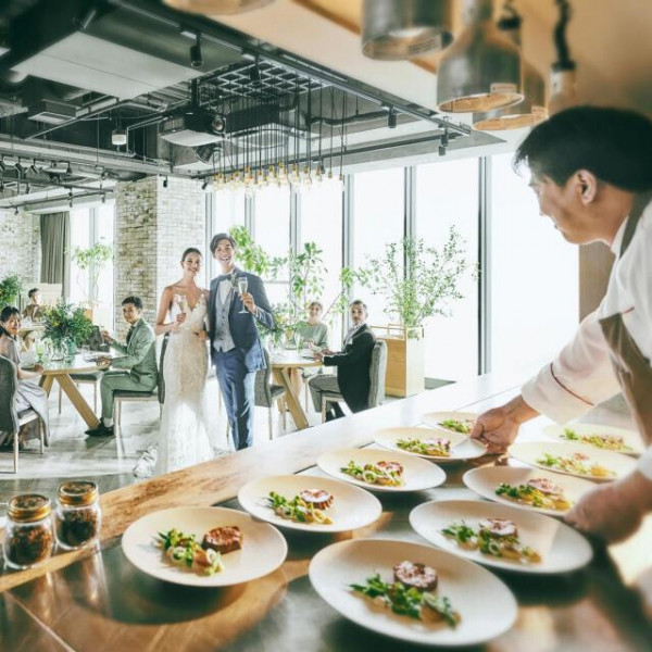 まるでレストランのようなオープンキッチンから、出来立て料理をお届け