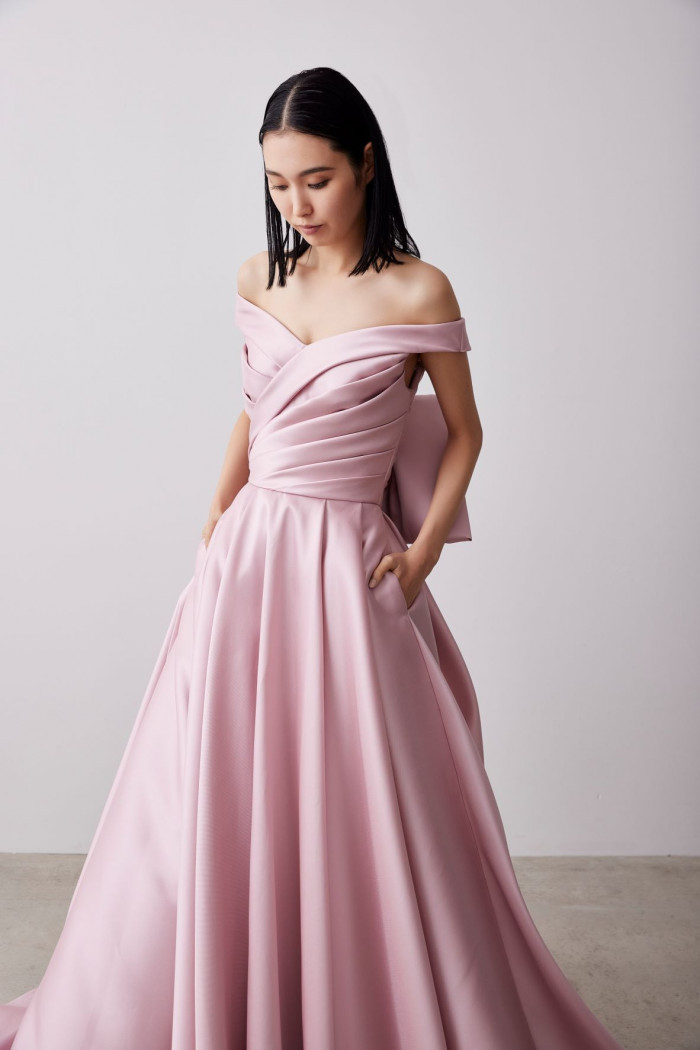 流行りのスモークピンク、広がりすぎないラインが大人かわいい印象を与えるドレス
