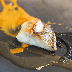 丁寧に下処理し、皮目をパリッと焼いた魚料理|IWAI OMOTESANDO(イワイ オモテサンドウ)の写真(55118317)