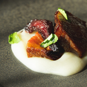 北海道産の赤牛を使用したお肉料理|IWAI OMOTESANDO(イワイ オモテサンドウ)の写真(55117975)