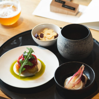 前菜。一品ずつの提供ではなくお客様の好きなペースで楽しんで頂けるよう一度にご提供します。