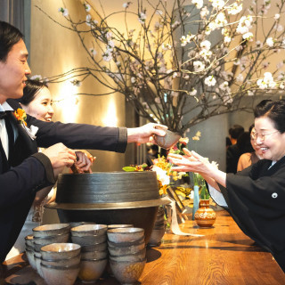 コース料理の最後には、新郎新婦がゲスト全員に釜飯を振る舞います